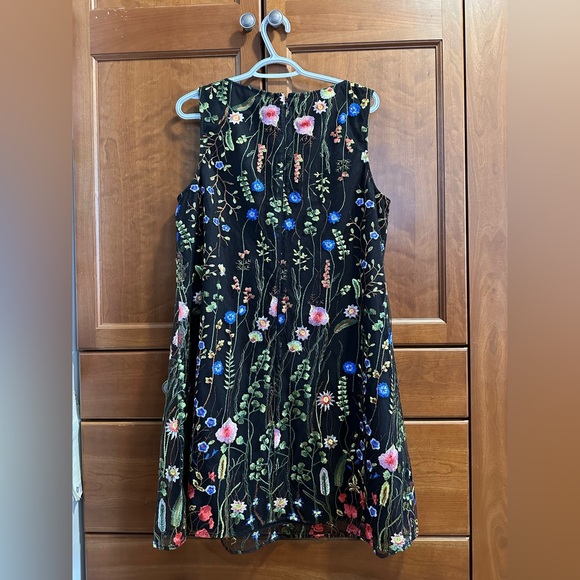 Tahari Arthur S. Levine Size 12 Embroidered Shift Dress - Picture 2 of 5